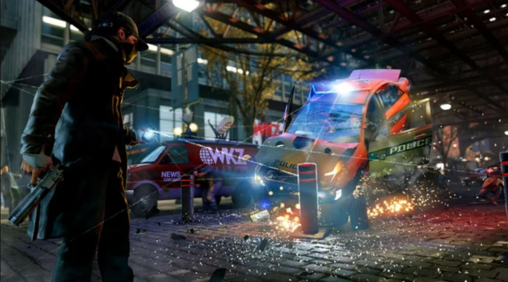 Aiden Pearce hacks an object to rise and make a police vehicle crash into it, in hopes of getting away.